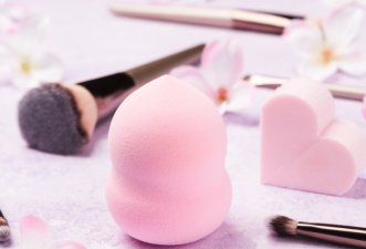 Makeup Brushes or Sponges: What Should You Really Use?